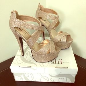 Women’s 8M FABULOUS champagne sparkle pumps by Shi